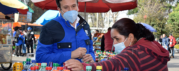 Director del IPES con vendedores informales