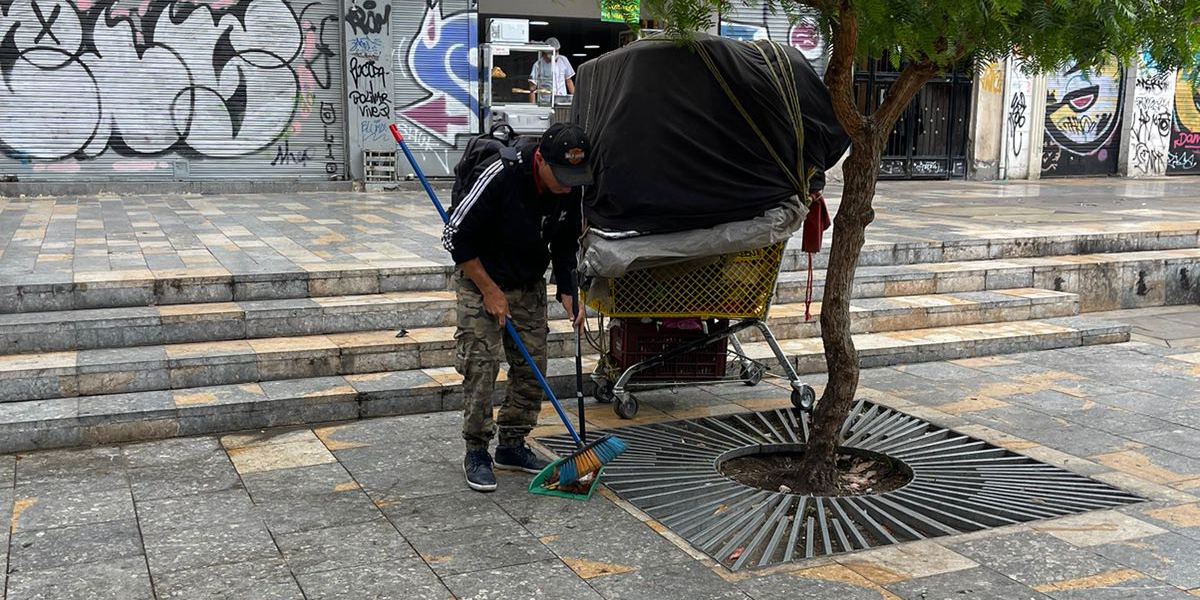 Actividad de limpieza del centro por vendedores informales