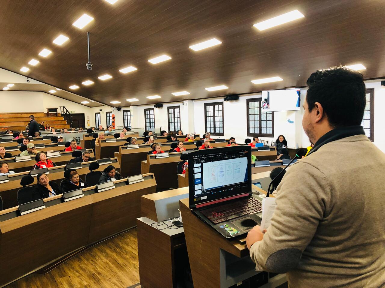 mesas de trabajo entre IPES y vendedores: aprovechamiento del espacio público