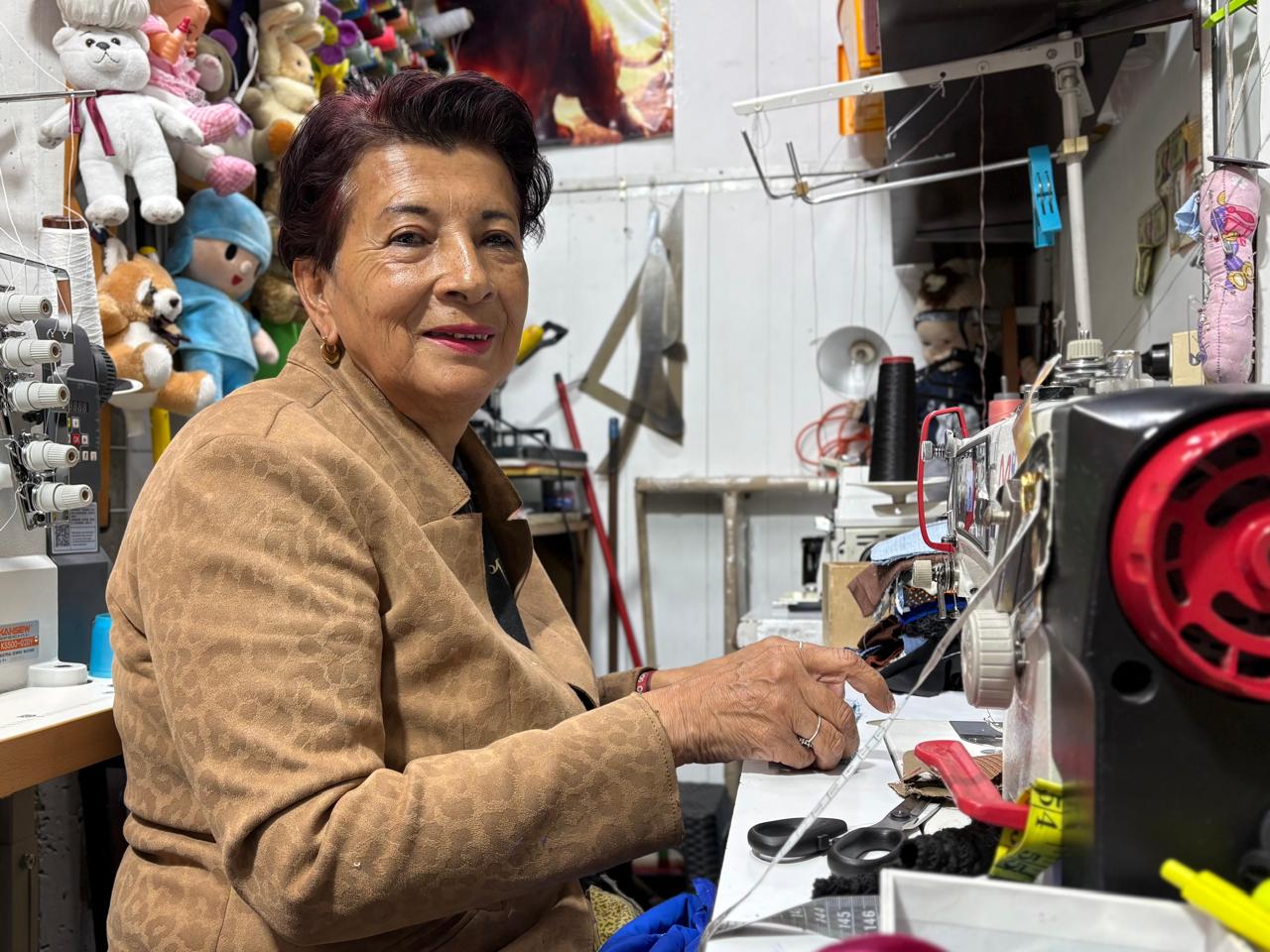 Amparo Vargas lleva cerca de nueve años en el Punto Comercial Veracruz, donde ha fortalecido su negocio de confección y construido un futuro para ella y su familia.