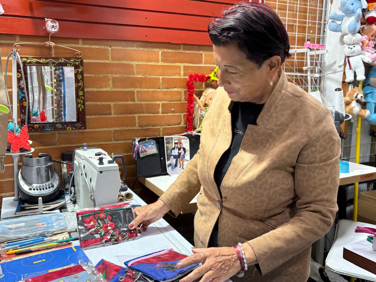 Entre hilos, telas y máquinas de confección, Amparo dedica cada jornada a un oficio que ha perfeccionado durante décadas. / Fotografía: María Hernández