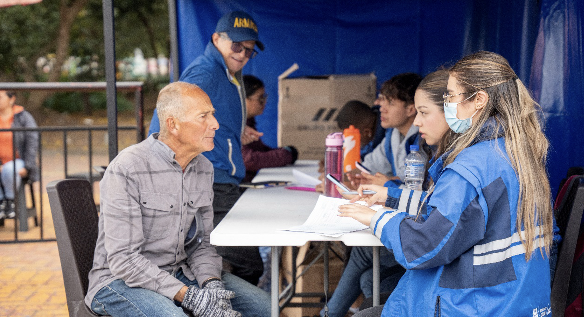 Atención a usuario en la Feria Corazón IPES en Suba 