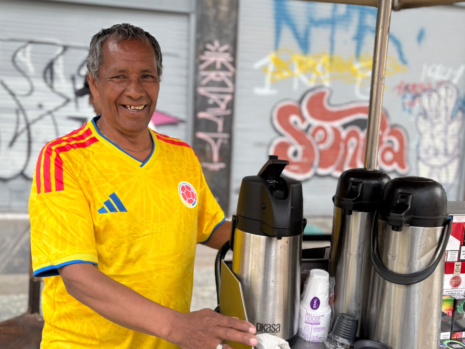 Su alternativa comercial se ha convertido en un punto de encuentro para quienes buscan una lámina, un café o una charla amable. / Fotografía: María Hernández