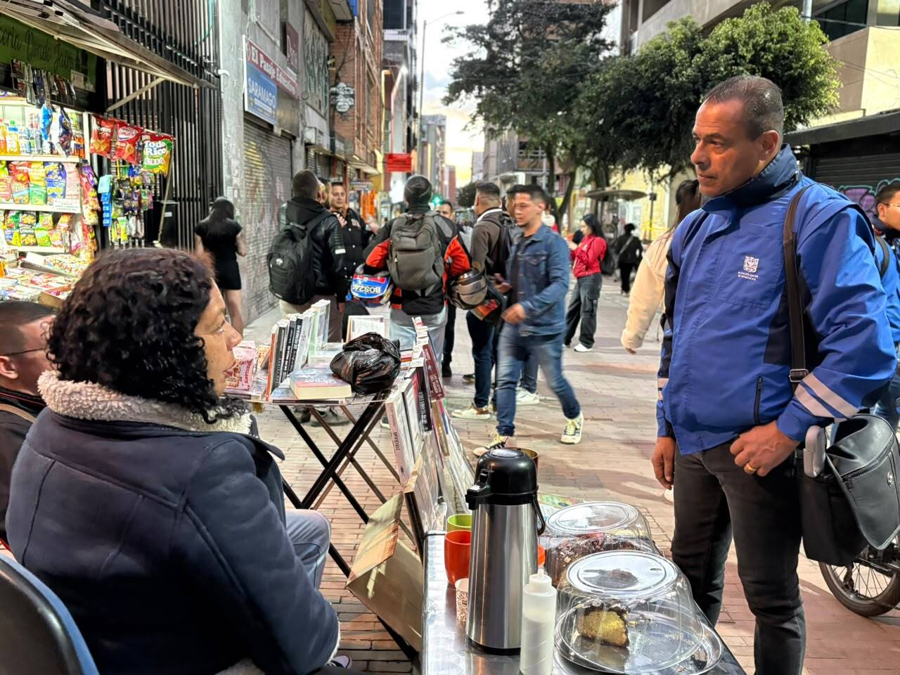 Una conversación con una vendedora informal hace parte de la rutina diaria de Héctor