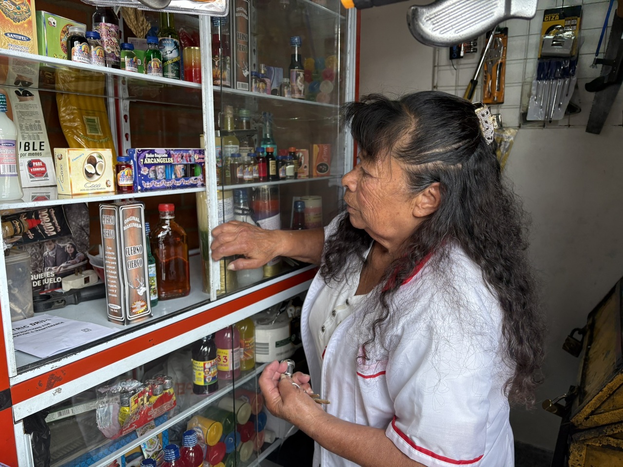 Rosalba orienta a quienes llegan buscando 