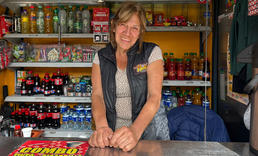 Yamira Pinzón en su puesto de trabajo, ubicado en la localidad de Engativá. 
