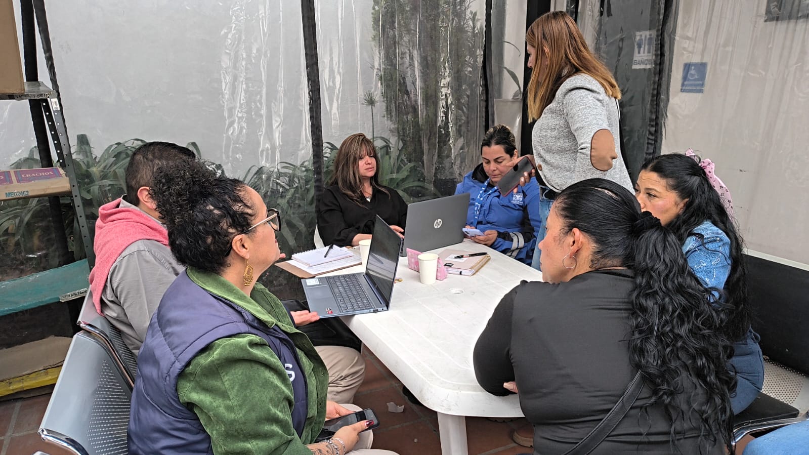 Karina Rincón en una jornada de seguimiento y articulación con su equipo de trabajo.