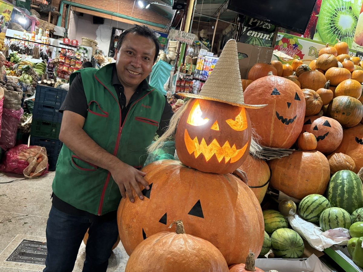 Pedro Bohórquez con calabazas de Halloween en la Plaza Distrital de Mercado 7 de Agosto, Bogotá