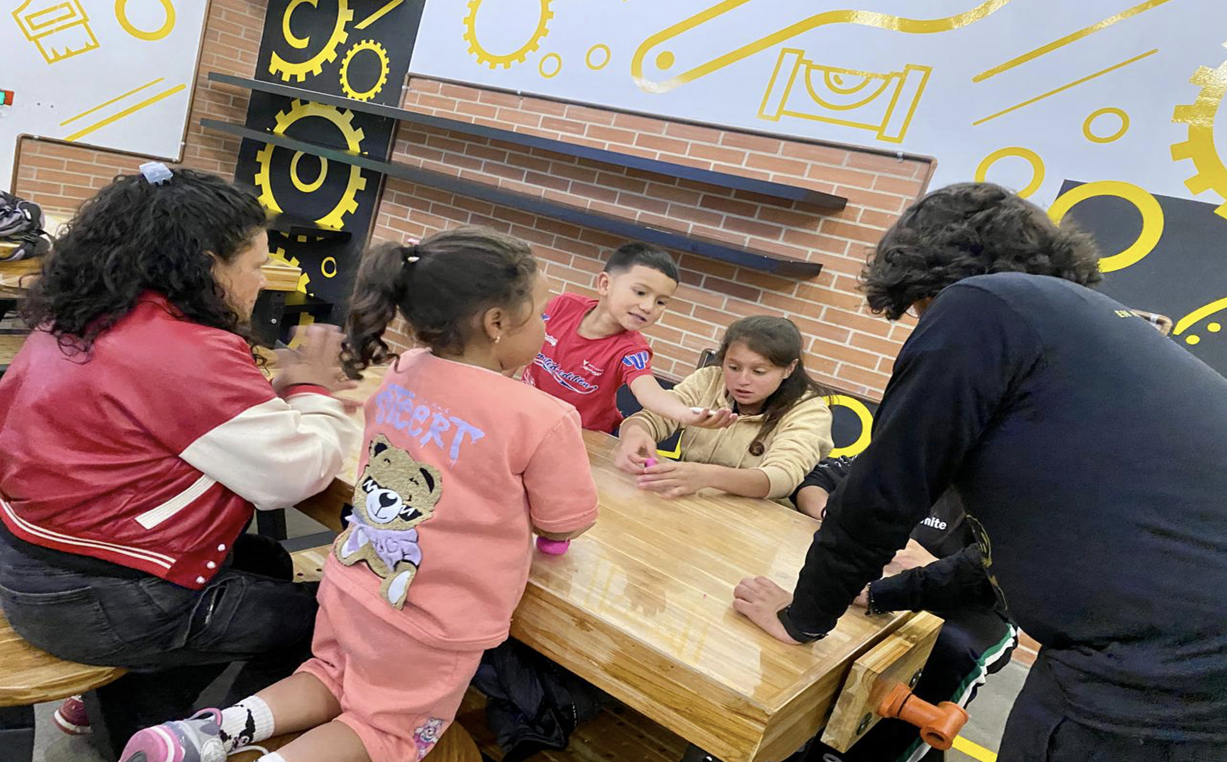 Vendedoras informales y sus hijos en el Centro Interactivo Maloka. | Foto: Karen Lombana / IPES.