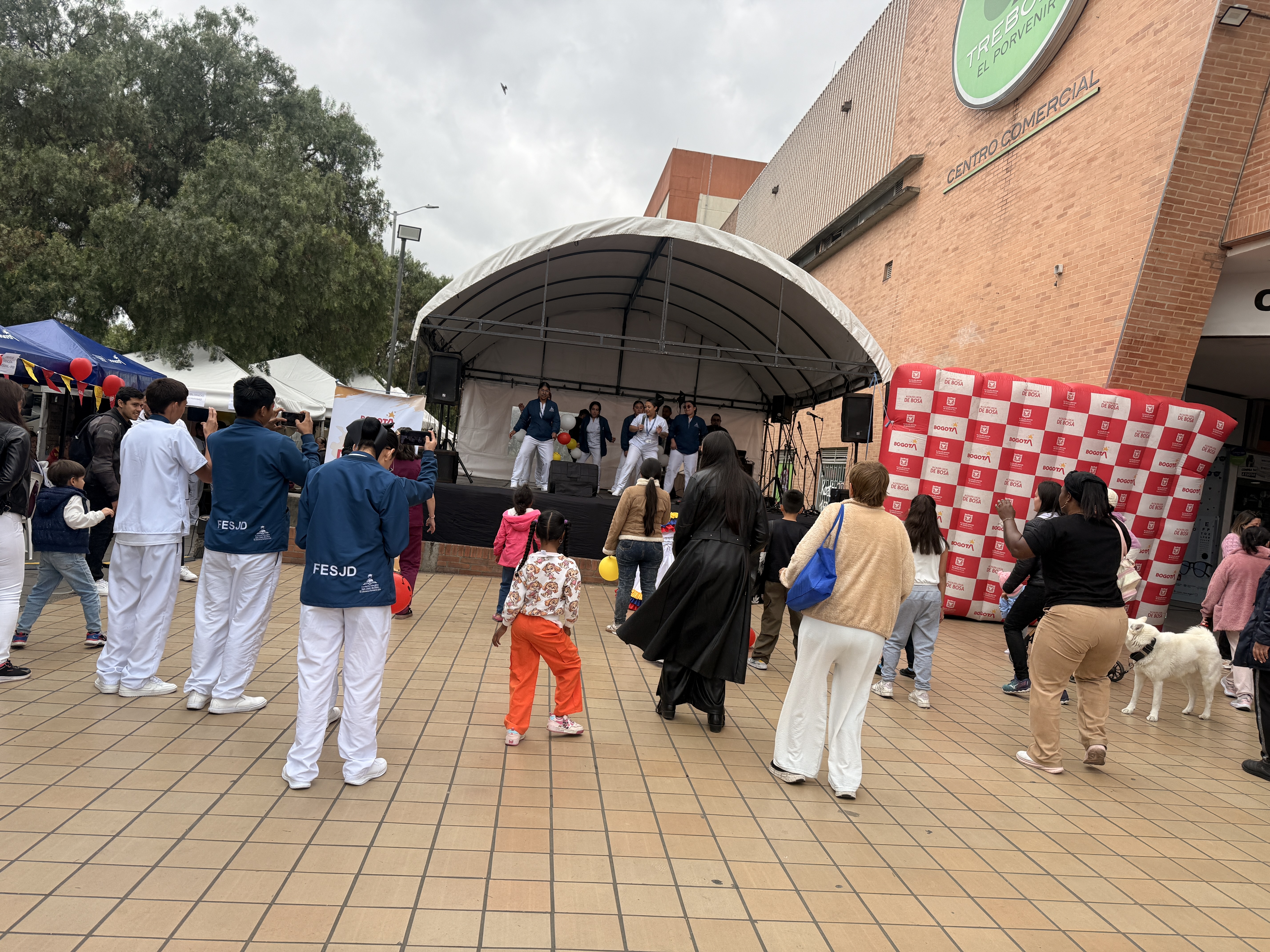 Imagen de una feria con corazón IPES